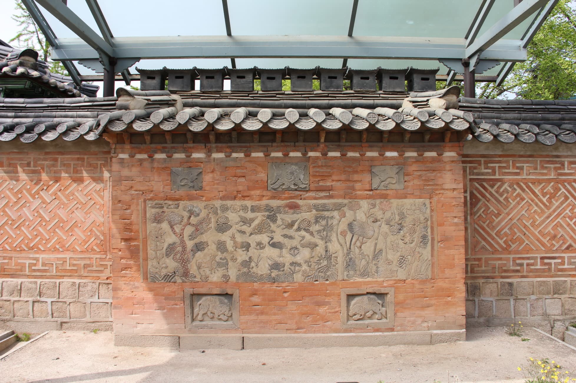 경복궁 자경전 십장생굴뚝 — 자경전 십장생굴뚝(2011촬영, 문화재청)