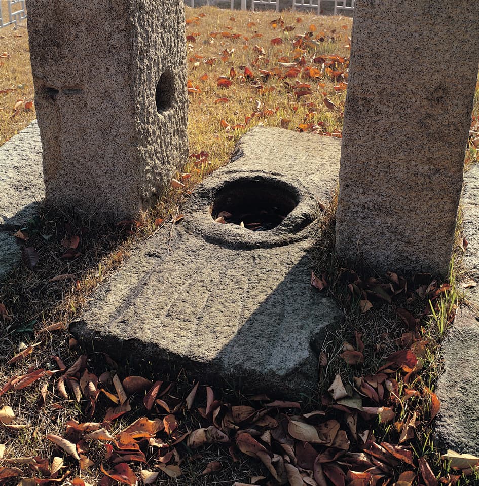 안양 중초사지 당간지주 — 양 지주 사이의 당간 꽂이 홈