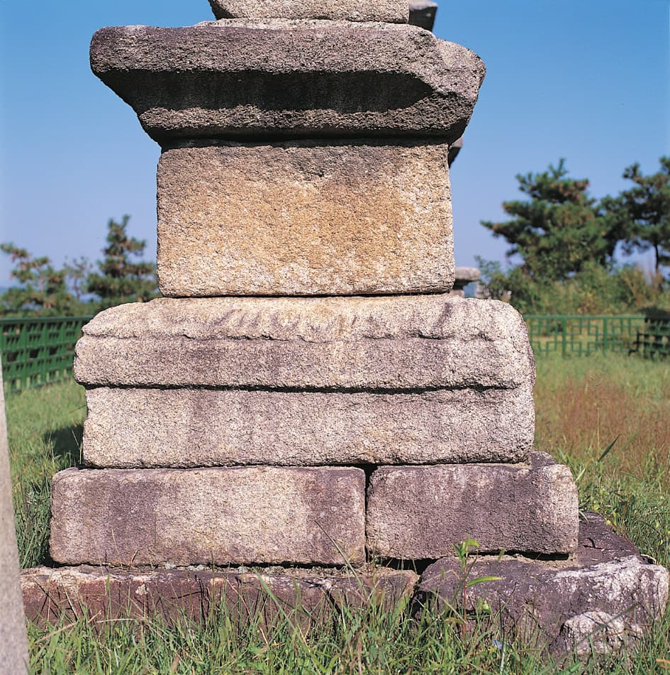 여주 창리 삼층석탑 — 기단부 전체