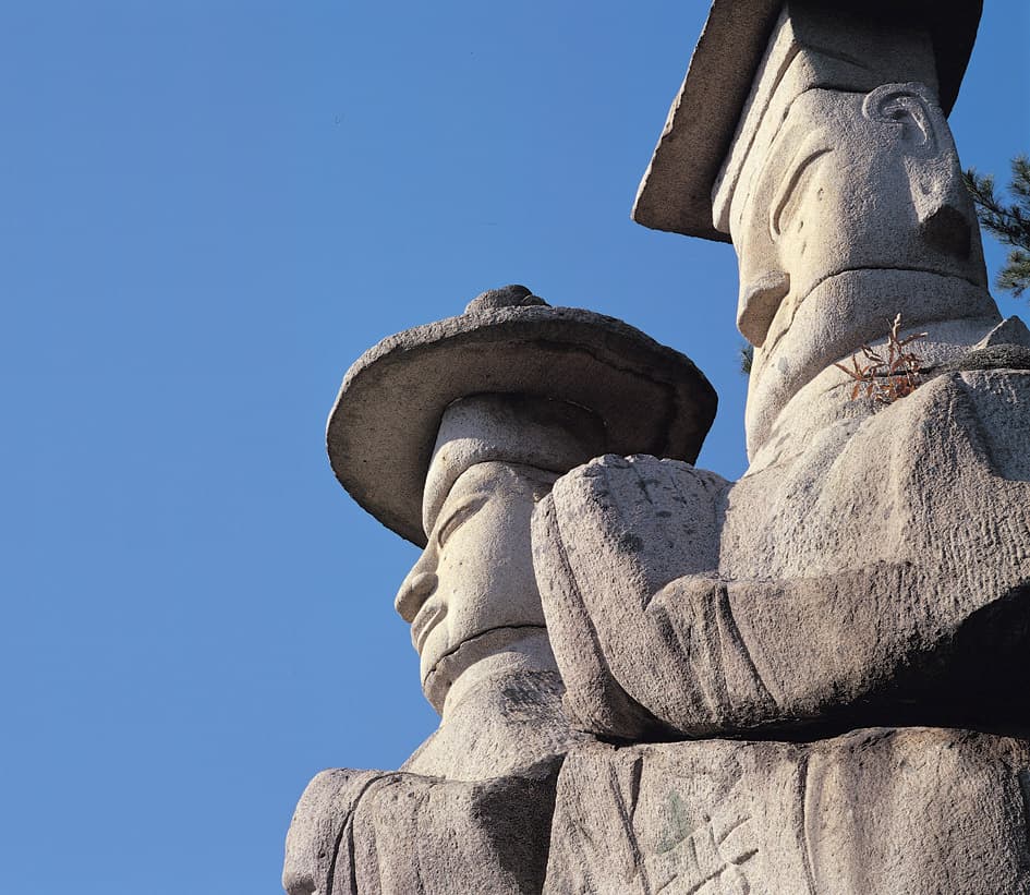 파주 용미리 마애이불입상 — 석불입상 상반신 좌측면 향