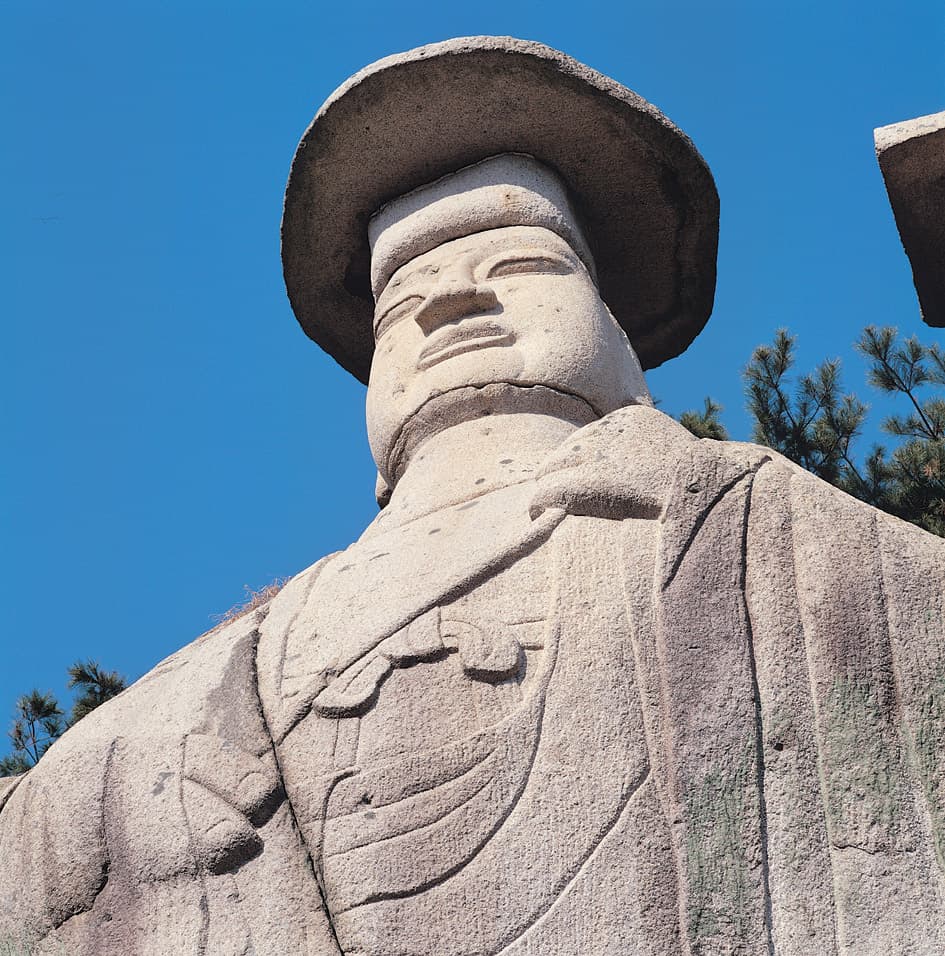 파주 용미리 마애이불입상 — 석불입상 우측(향좌) 상반신