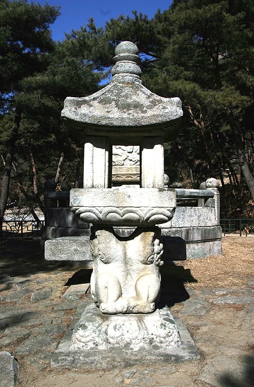 양주 회암사지 무학대사탑 앞 쌍사자 석등 — 양주 회암사지 무학대사탑 앞 쌍사자 석등