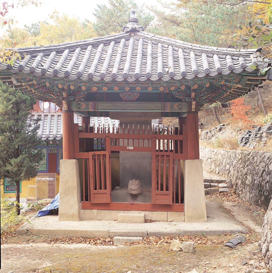 고양 태고사 원증국사탑비 — 보호각 속에 보존되어 있는 탑비