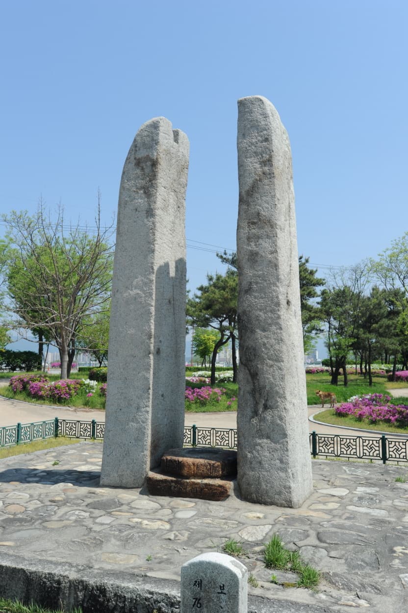 춘천 근화동 당간지주 — 춘천 근화동 당간지주 (촬영:문화재청)