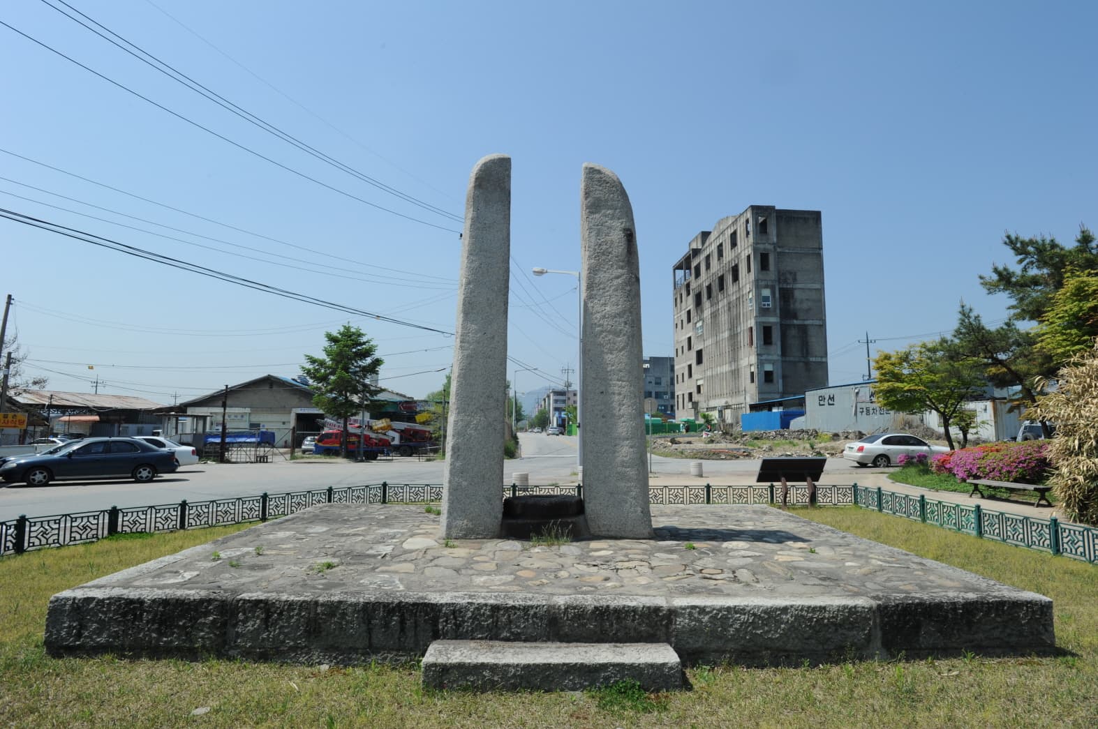 춘천 근화동 당간지주 — 춘천 근화동 당간지주(촬영:문화재청)