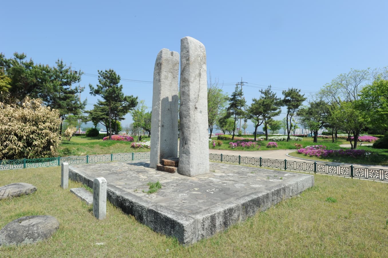 춘천 근화동 당간지주 — 춘천 근화동 당간지주(촬영:문화재청)