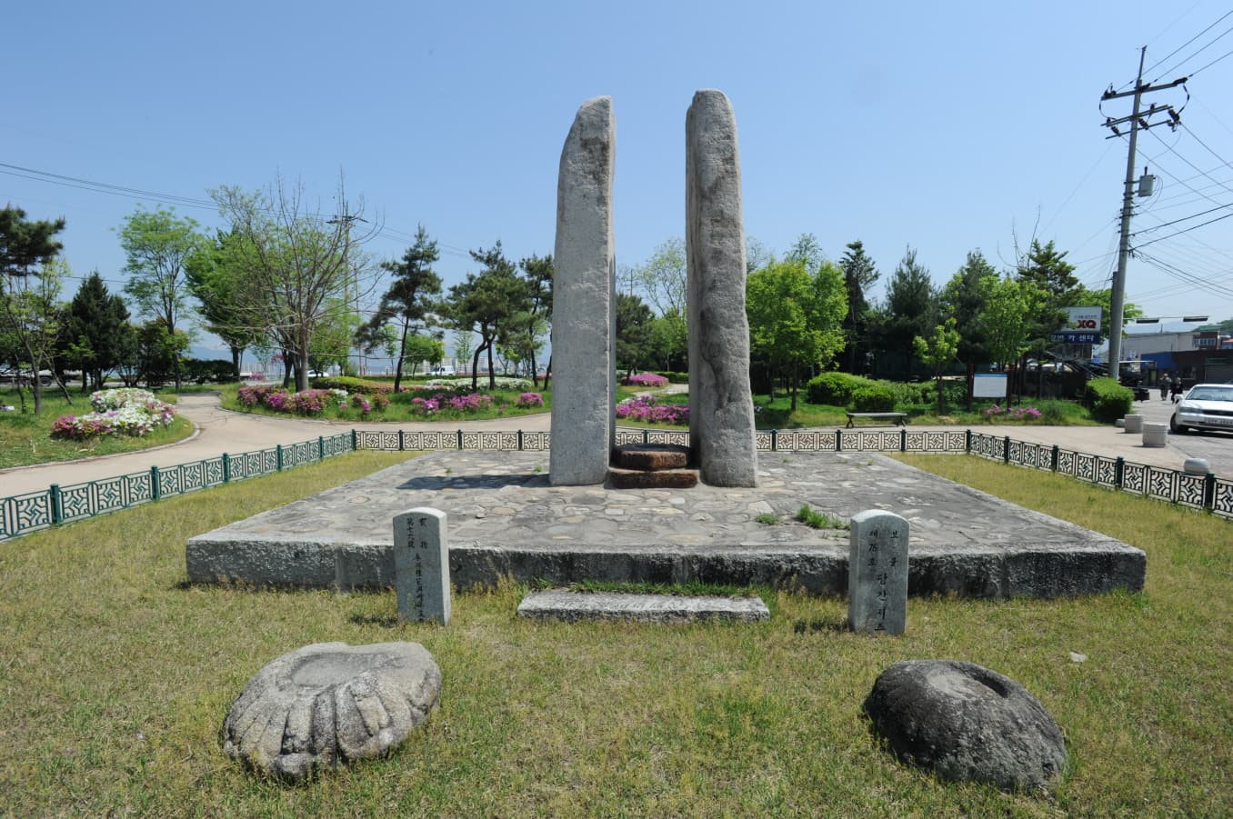 춘천 근화동 당간지주 — 춘천 근화동 당간지주(촬영:문화재청)