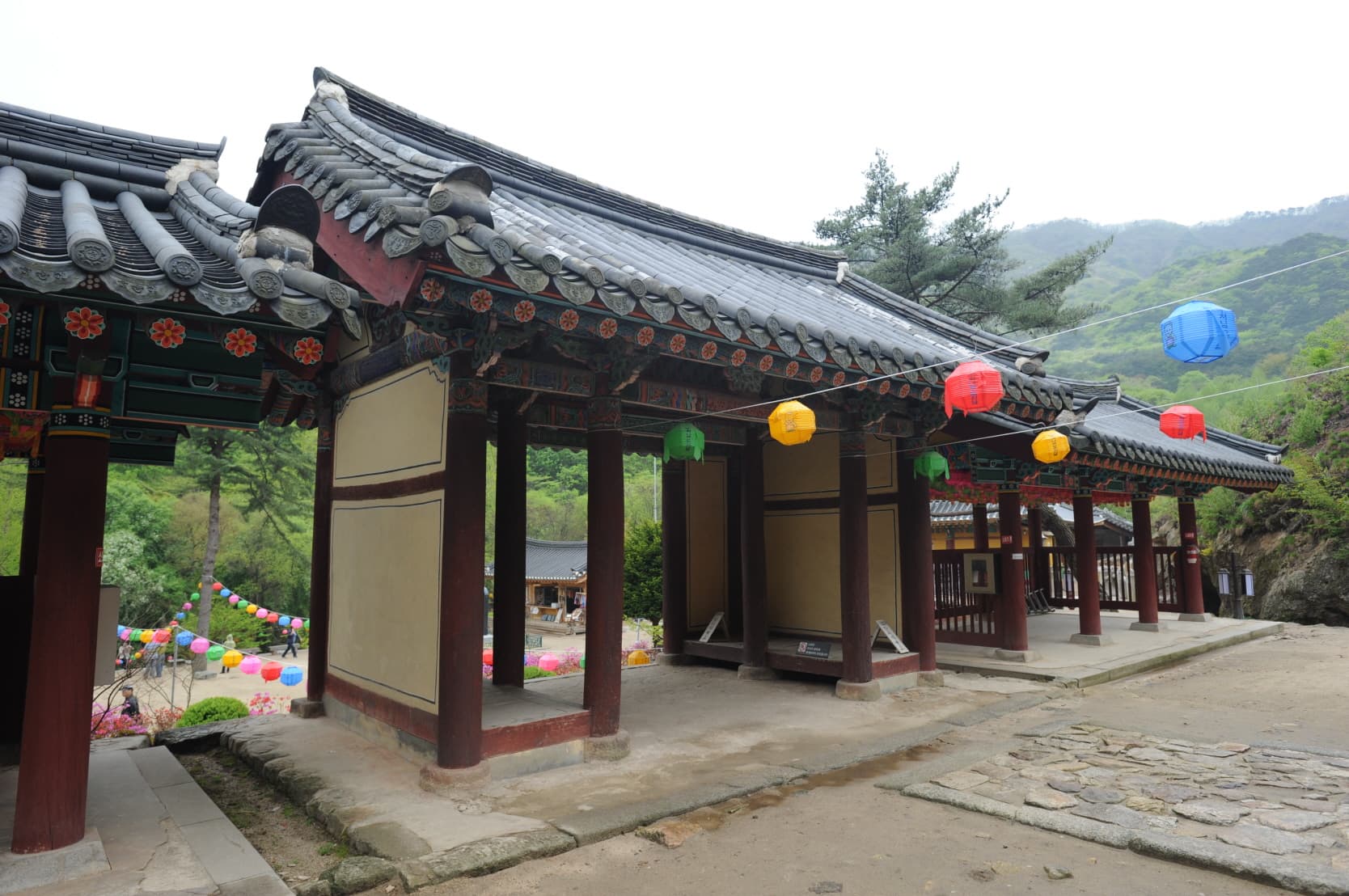 춘천 청평사 회전문 — 춘천 청평사 회전문 (촬영:문화재청)