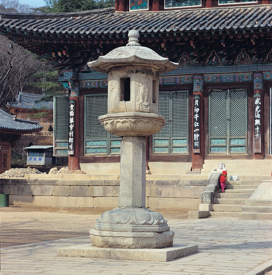 보은 법주사 사천왕 석등 — 보은 법주사 사천왕 석등 측면 사진