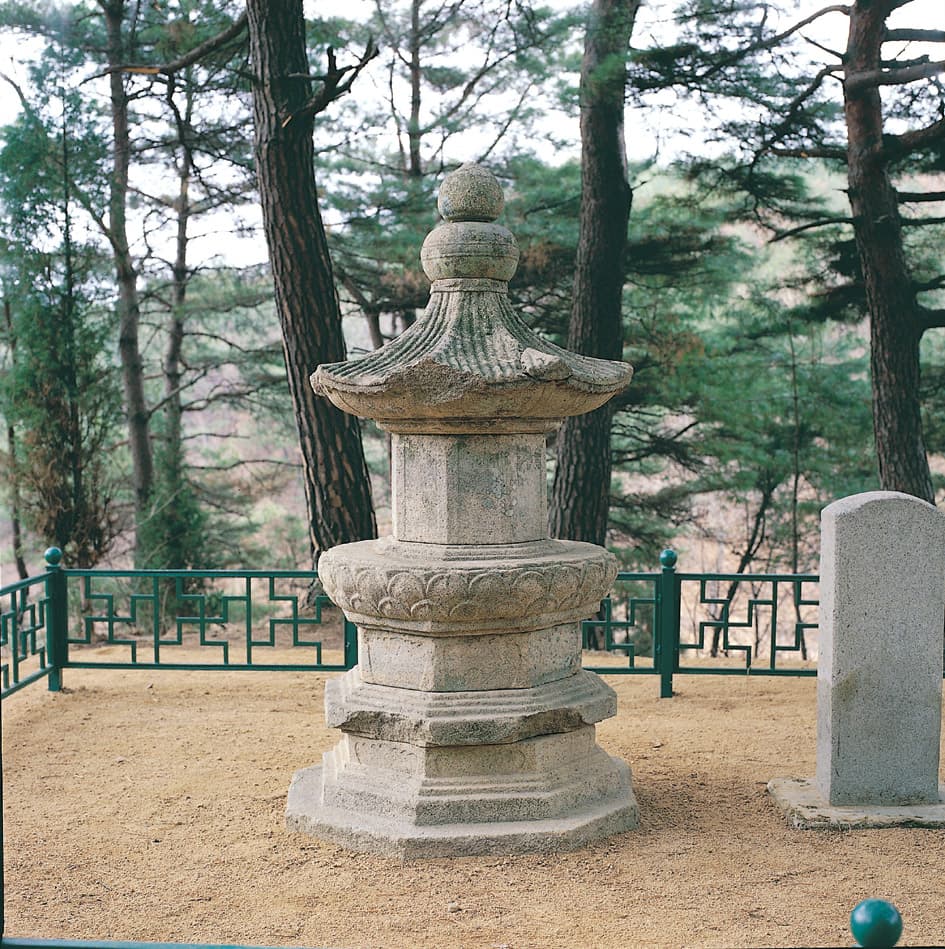 영동 영국사 승탑 — 기단부 및 탑신의 문비장식