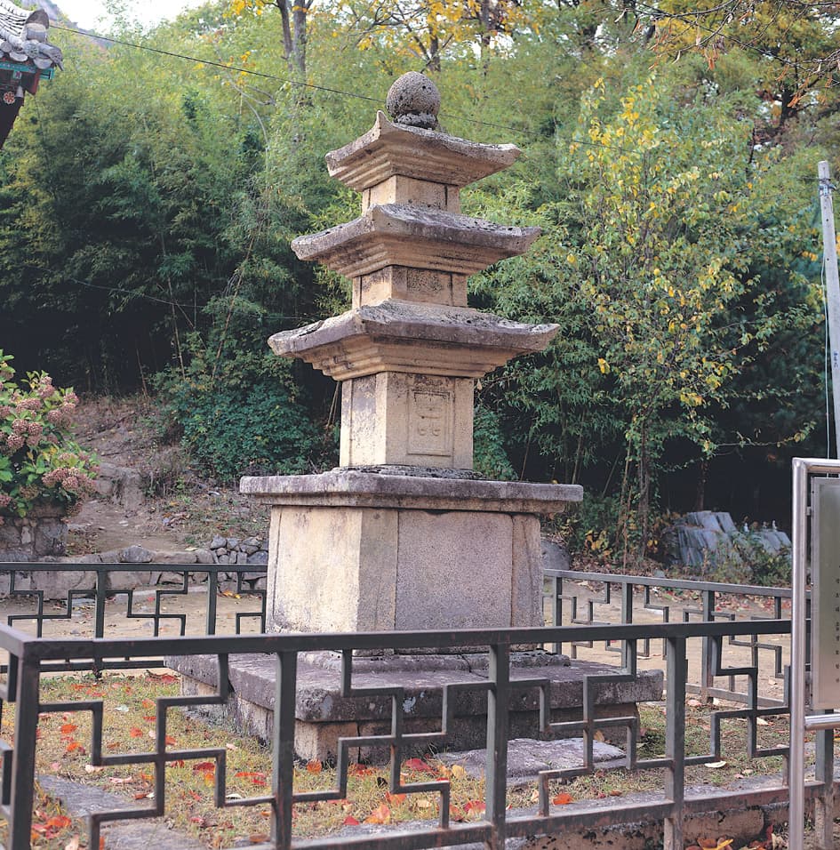 영동 영국사 삼층석탑 — 영동 영국사 삼층석탑