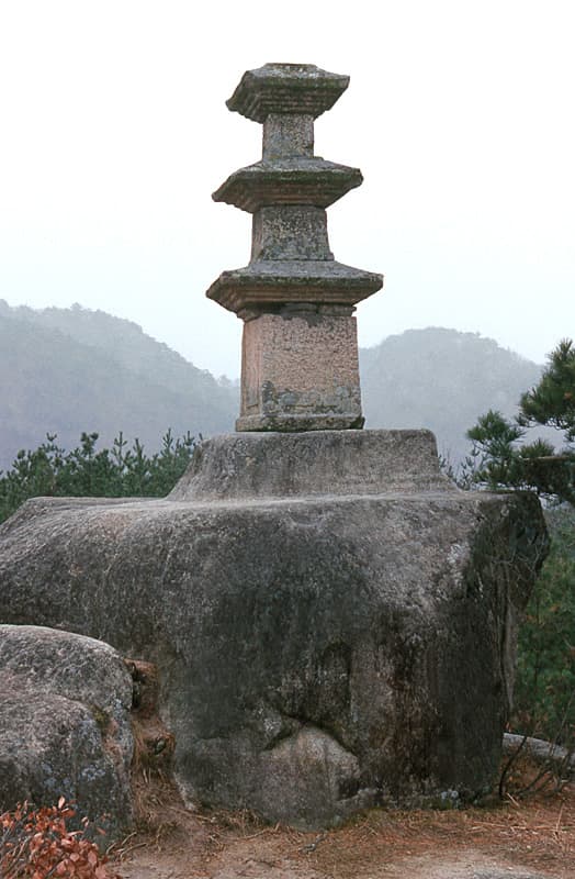 영동 영국사 망탑봉 삼층석탑 — 영동 영국사 망탑봉 삼층석탑