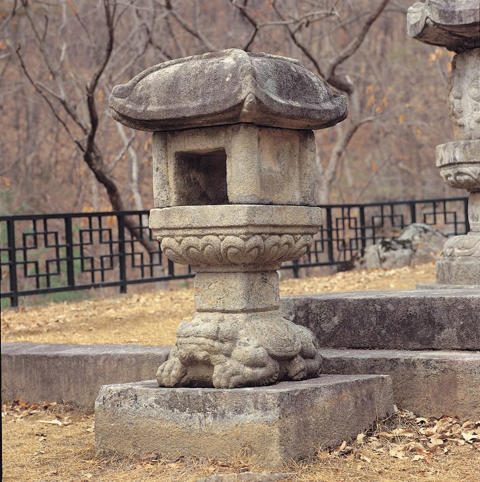 충주 청룡사지 보각국사탑 앞 사자 석등 — 충주 청룡사지 보각국사탑 앞 사자 석등