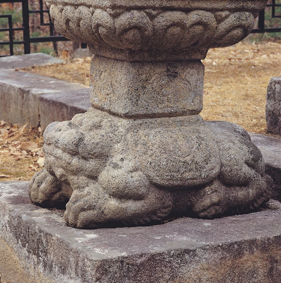 충주 청룡사지 보각국사탑 앞 사자 석등 — 앙련석과 간주석, 사자상으로 구성된 석등 기단부