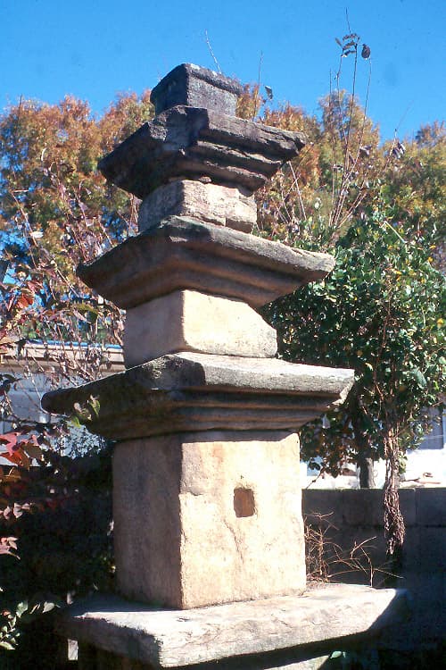 괴산 보안사 삼층석탑 — 괴산 보안사 삼층석탑 전면
