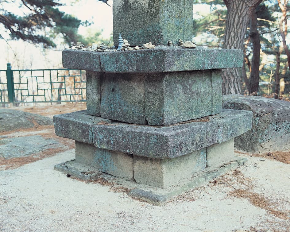 옥천 용암사 동·서 삼층석탑 — 동탑 기단부