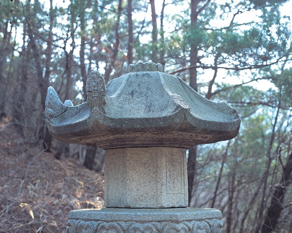 괴산 각연사 통일대사탑 — 부도의 옥개석과 상륜부