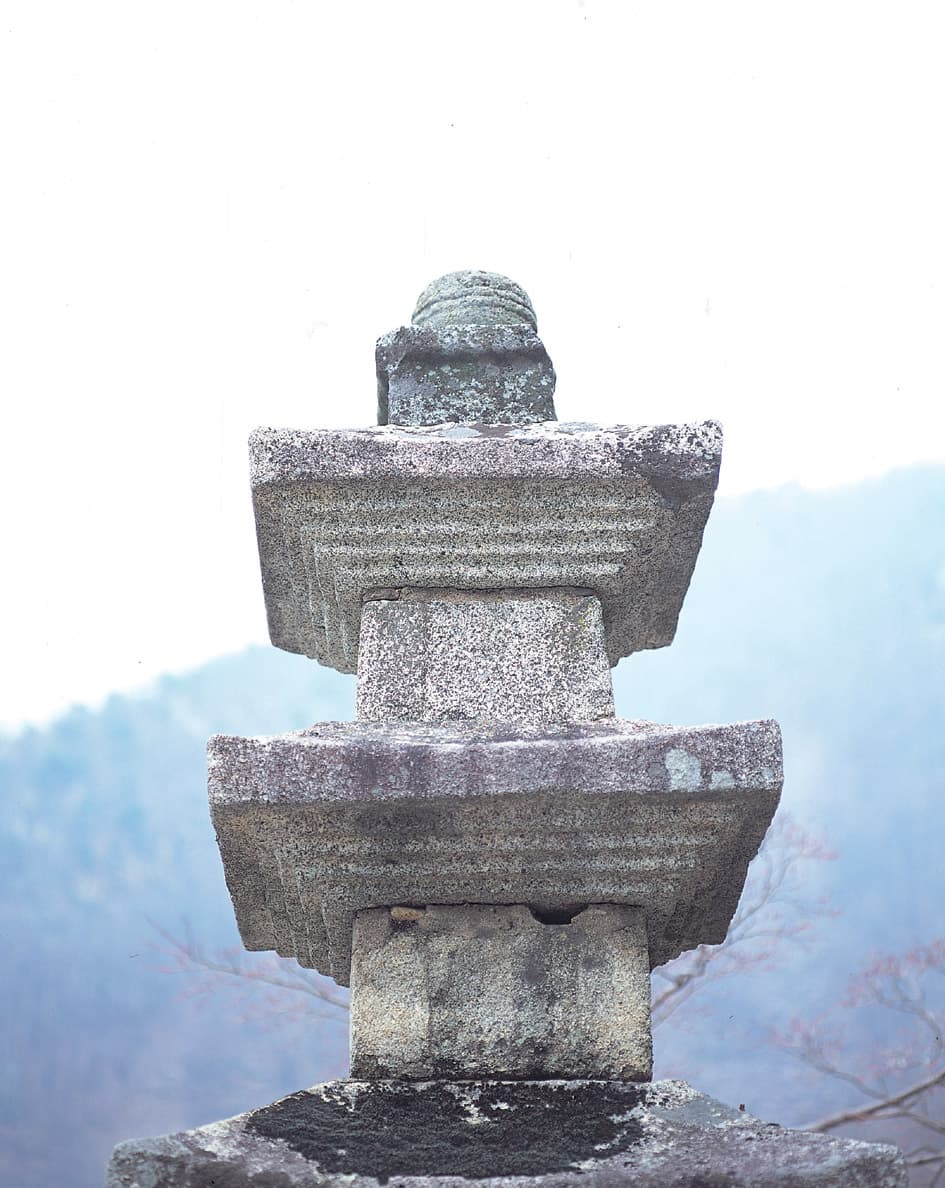 영동 반야사 삼층석탑 — 석탑삼층 탑신부와 상륜부