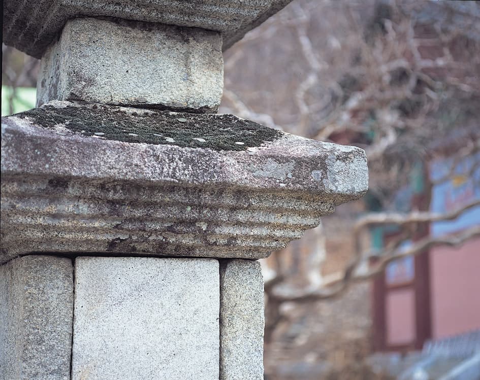 영동 반야사 삼층석탑 — 5단의 옥개 받침이 보이는 1층 옥개석
