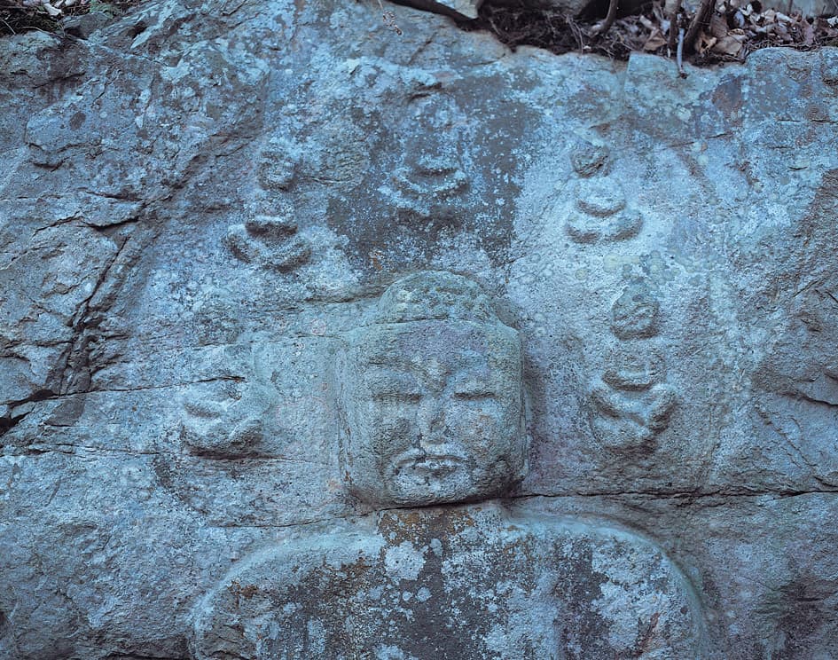 충주 봉황리 마애불상군 — 상부 마애불상 머리와 광배(화불)