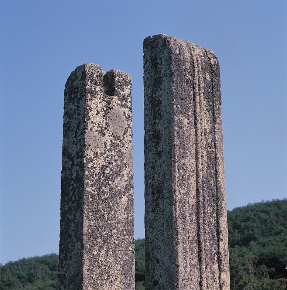 서산 보원사지 당간지주 — 당간지주 정상부 안쪽 면의 간구와 바깥쪽의 종선