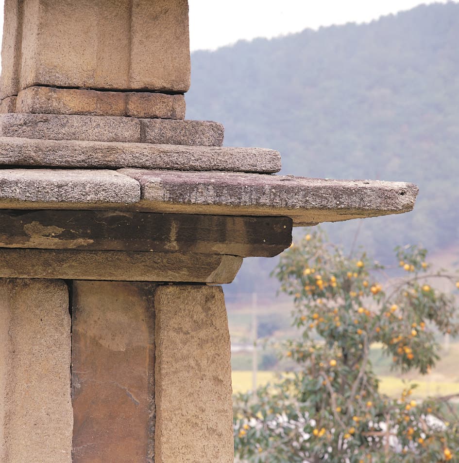 부여 장하리 삼층석탑 — 1층옥개석 세부