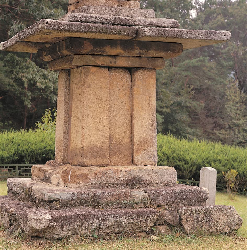 부여 장하리 삼층석탑 — 기단부 및 1층탑신