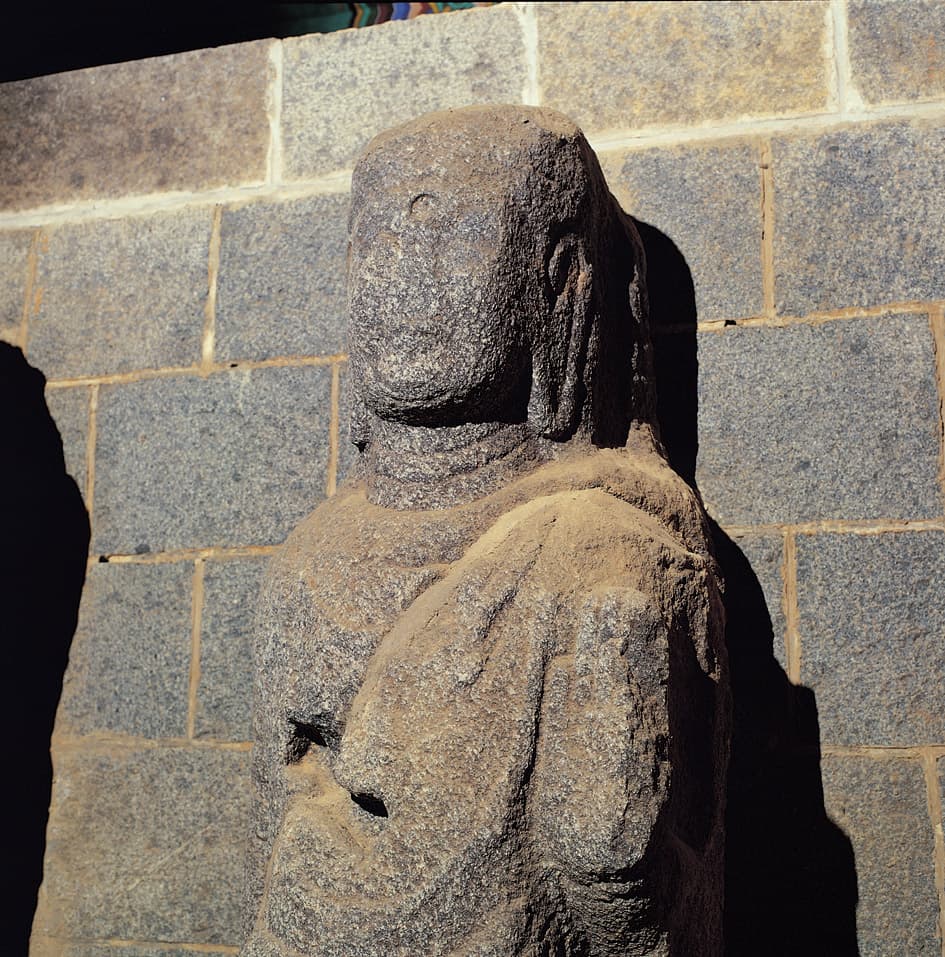 청양 읍내리 석조여래삼존입상 — 삼존불입상의 좌협시보살상(향우) 상반신