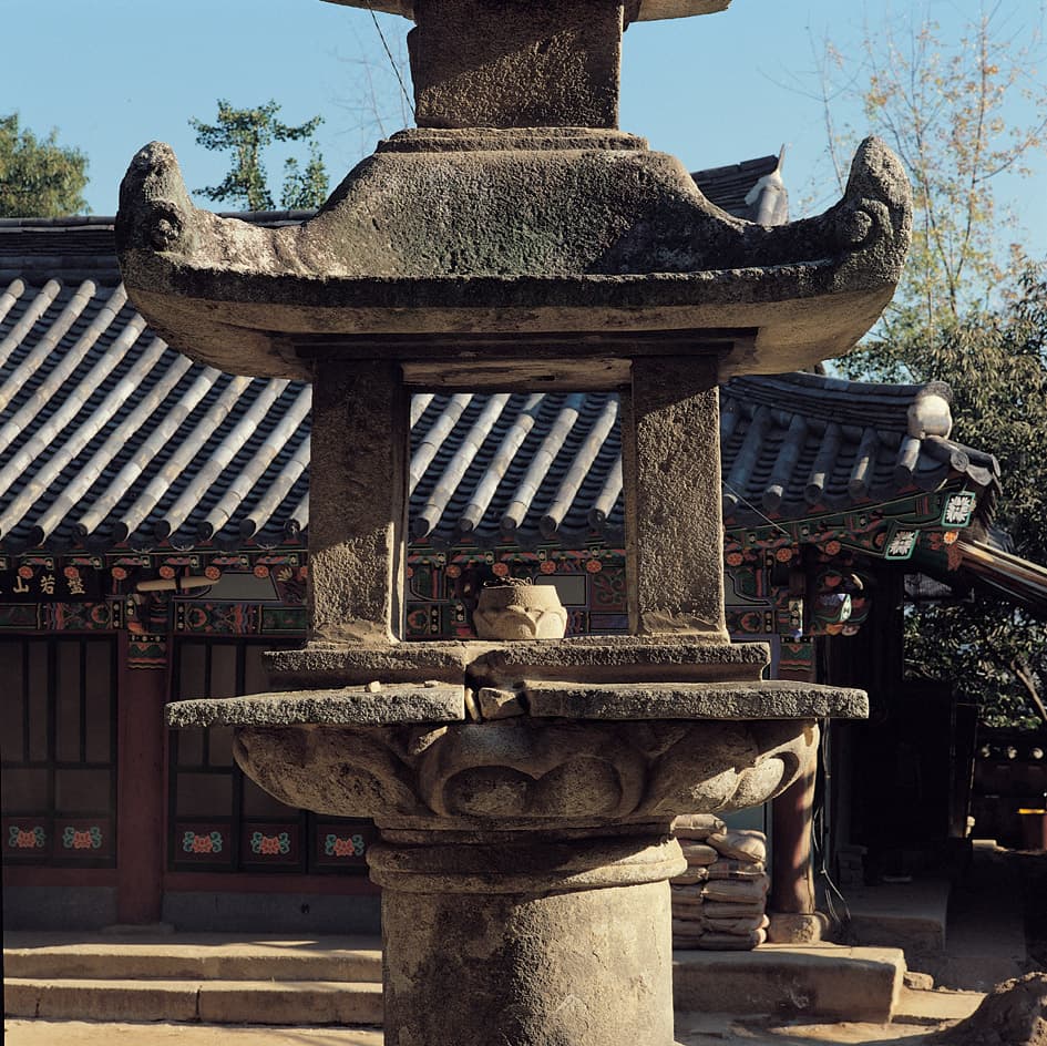 논산 관촉사 석등 — 석등 연화 앙련석과 1층 화사석