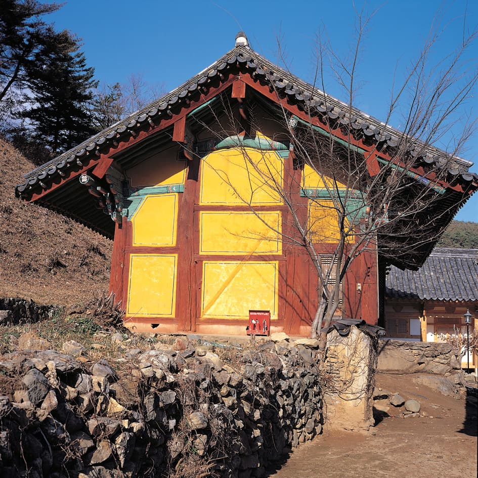 공주 마곡사 영산전 — 공주 마곡사 영산전 측면