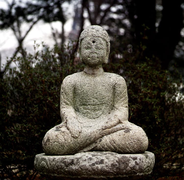 공주 서혈사지 석조여래좌상 — 공주 서혈사지 석조여래좌상