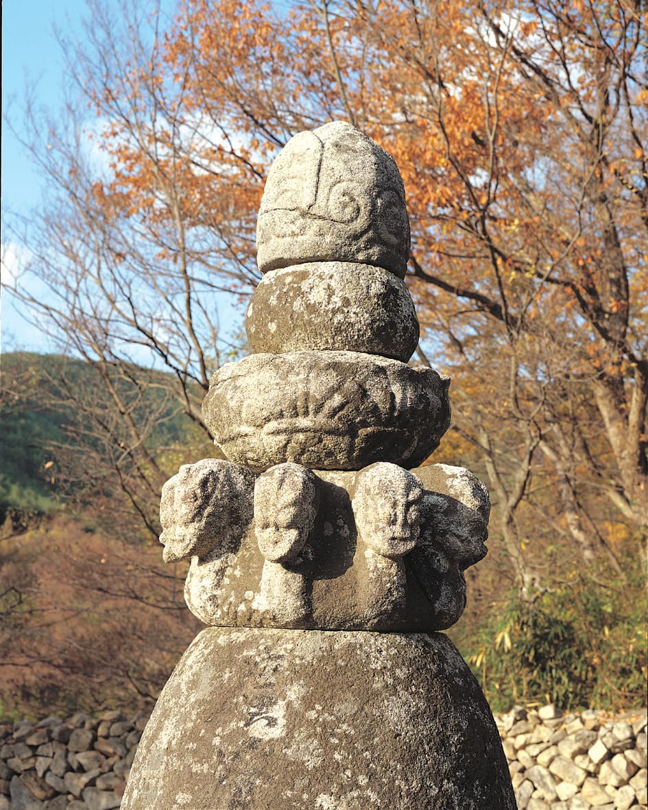 김제 금산사 금강계단 — 석종 정상의 구룡