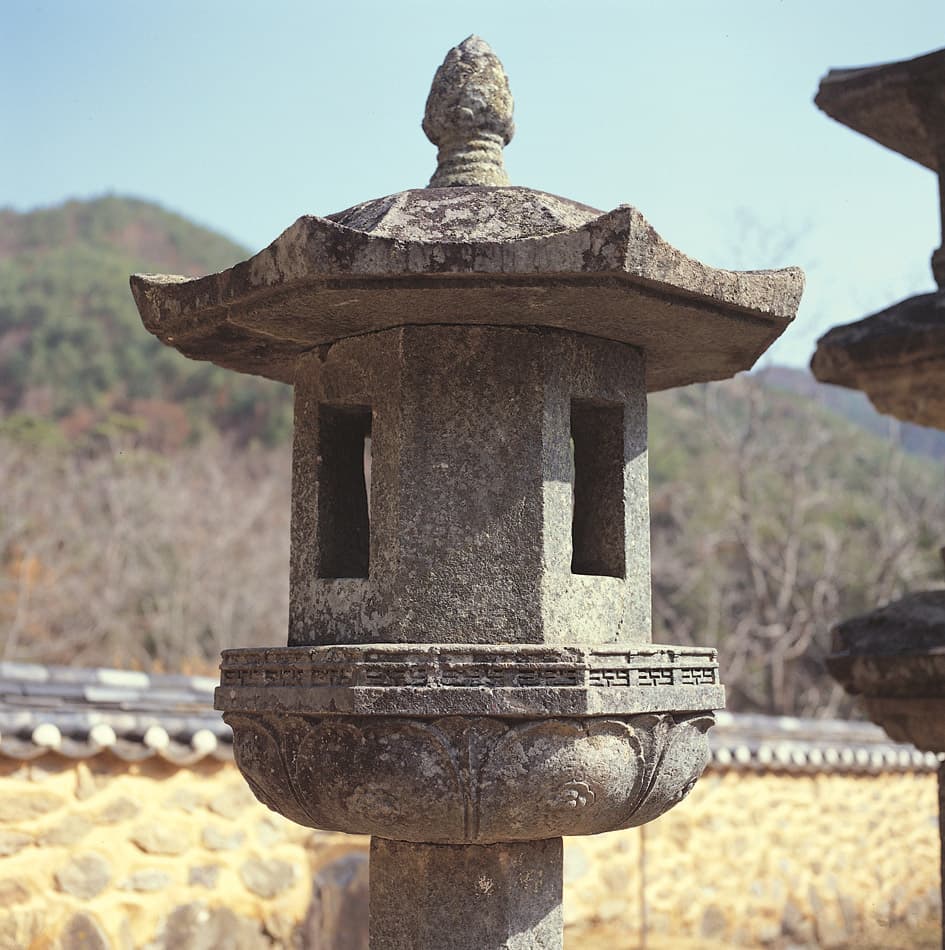남원 실상사 백장암 석등 — 석등 앙련석과 화사석 및 옥개석