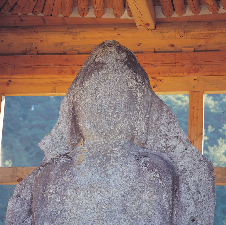 남원 용담사지 석조여래입상 — 석불입상의 상반신(얼굴 부분)