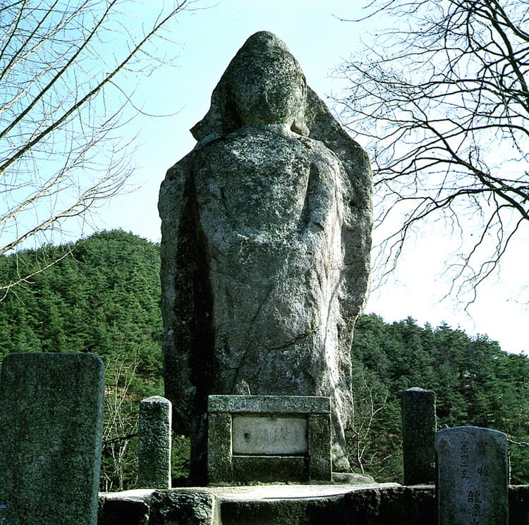 남원 용담사지 석조여래입상 — 남원 용담사지 석조여래입상