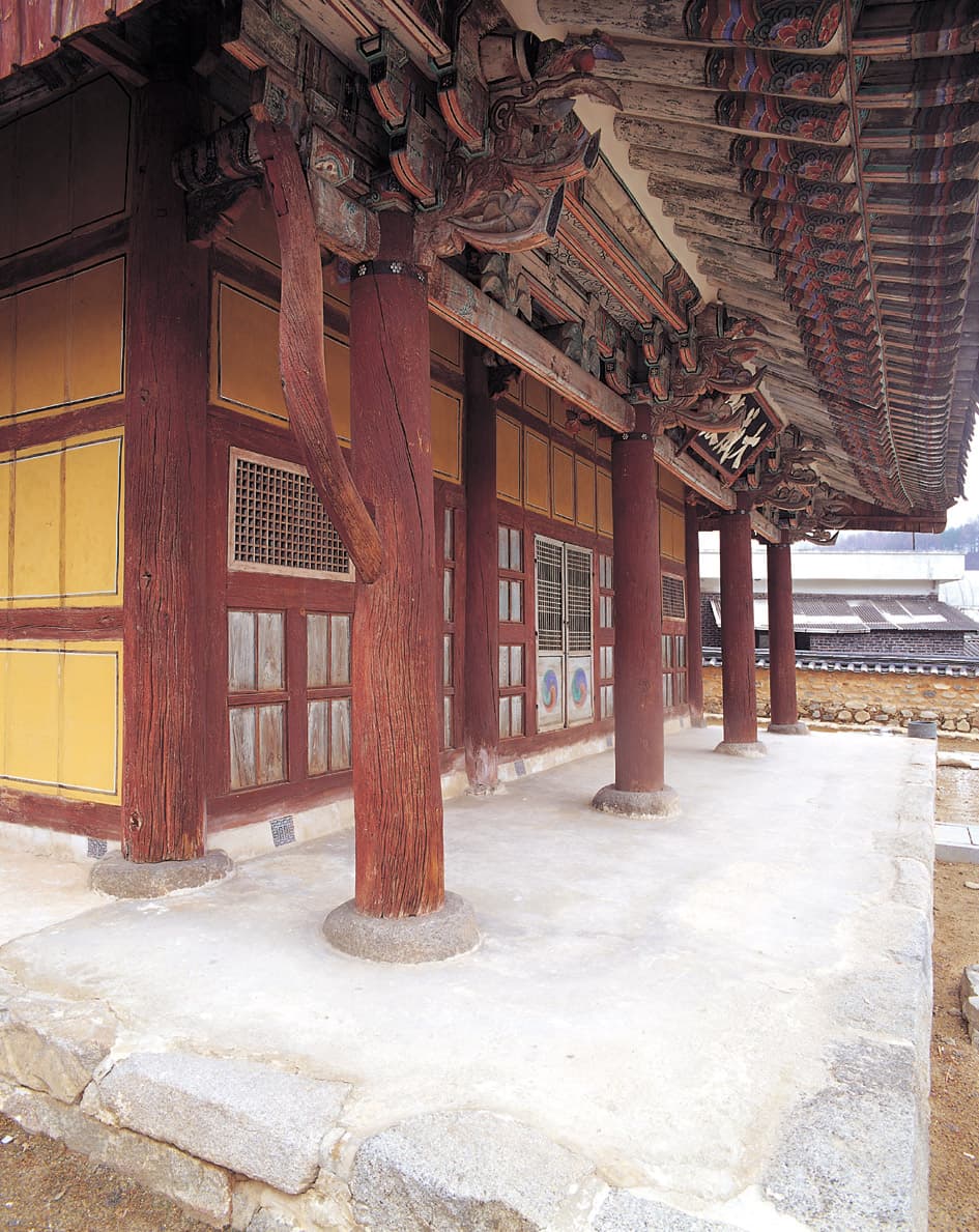 장수향교 대성전 — 장수향교 대성전 정면 퇴칸