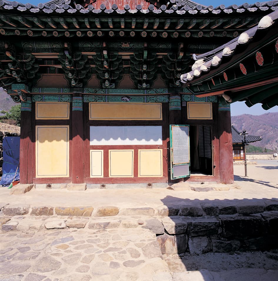 완주 위봉사 보광명전 — 완주 위봉사 보광명전 서측면