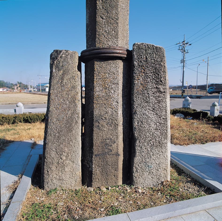 나주 동점문 밖 석당간 — 당간 하부와 지주