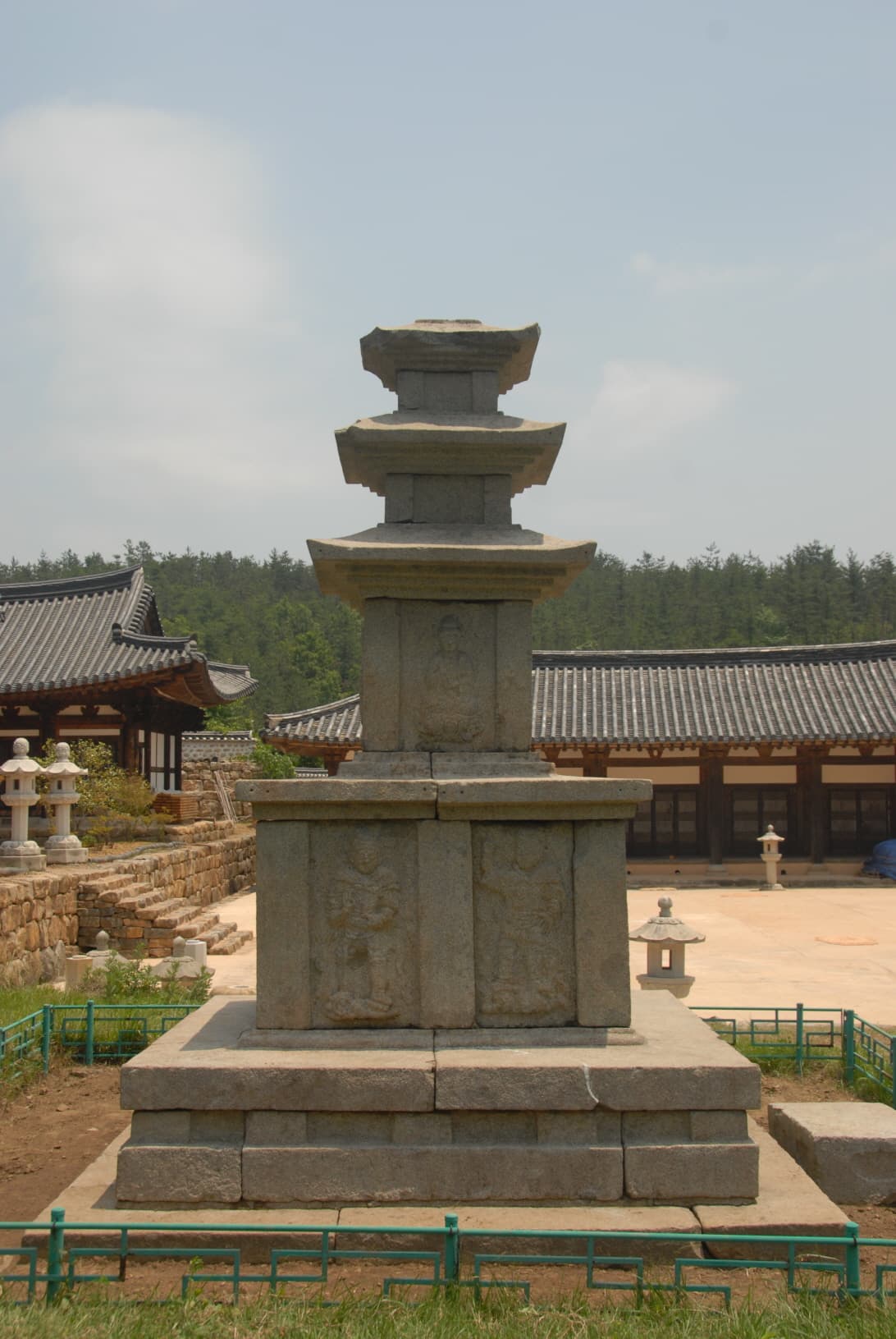 광양 중흥산성 삼층석탑 — 광양 중흥산성 삼층석탑 측면