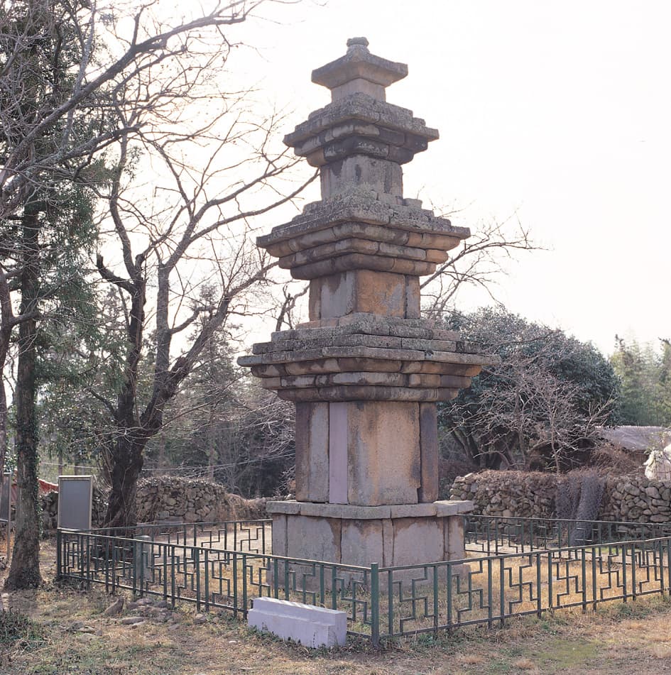 강진 월남사지 삼층석탑 — 강진 월남사지 삼층석탑