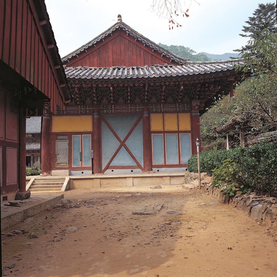 구례 화엄사 대웅전 — 구례 화엄사 대웅전 측면