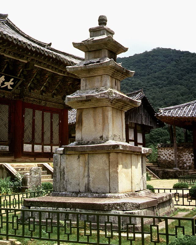 순천 선암사 동·서 삼층석탑 — 순천 선암사 동ㆍ서 삼층석탑(서탑)