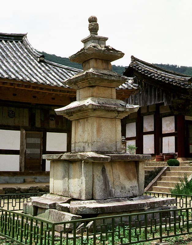 순천 선암사 동·서 삼층석탑 — 순천 선암사 동ㆍ서 삼층석탑(동탑)