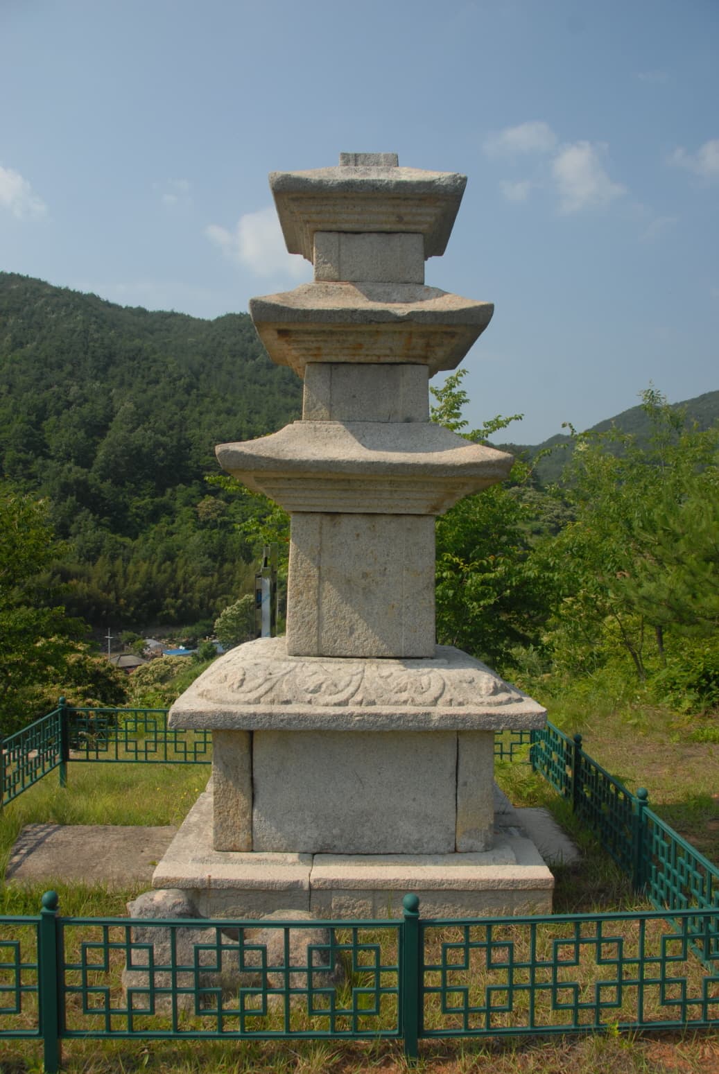 구례 논곡리 삼층석탑 — 구례논곡리삼층석탑 측면