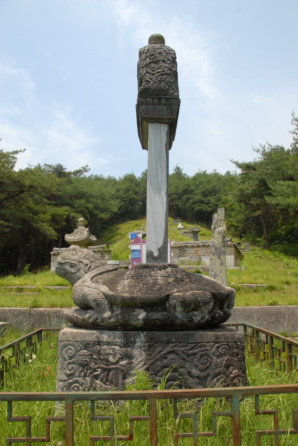 구례 윤문효공 신도비 — 윤문효공신도비 측면