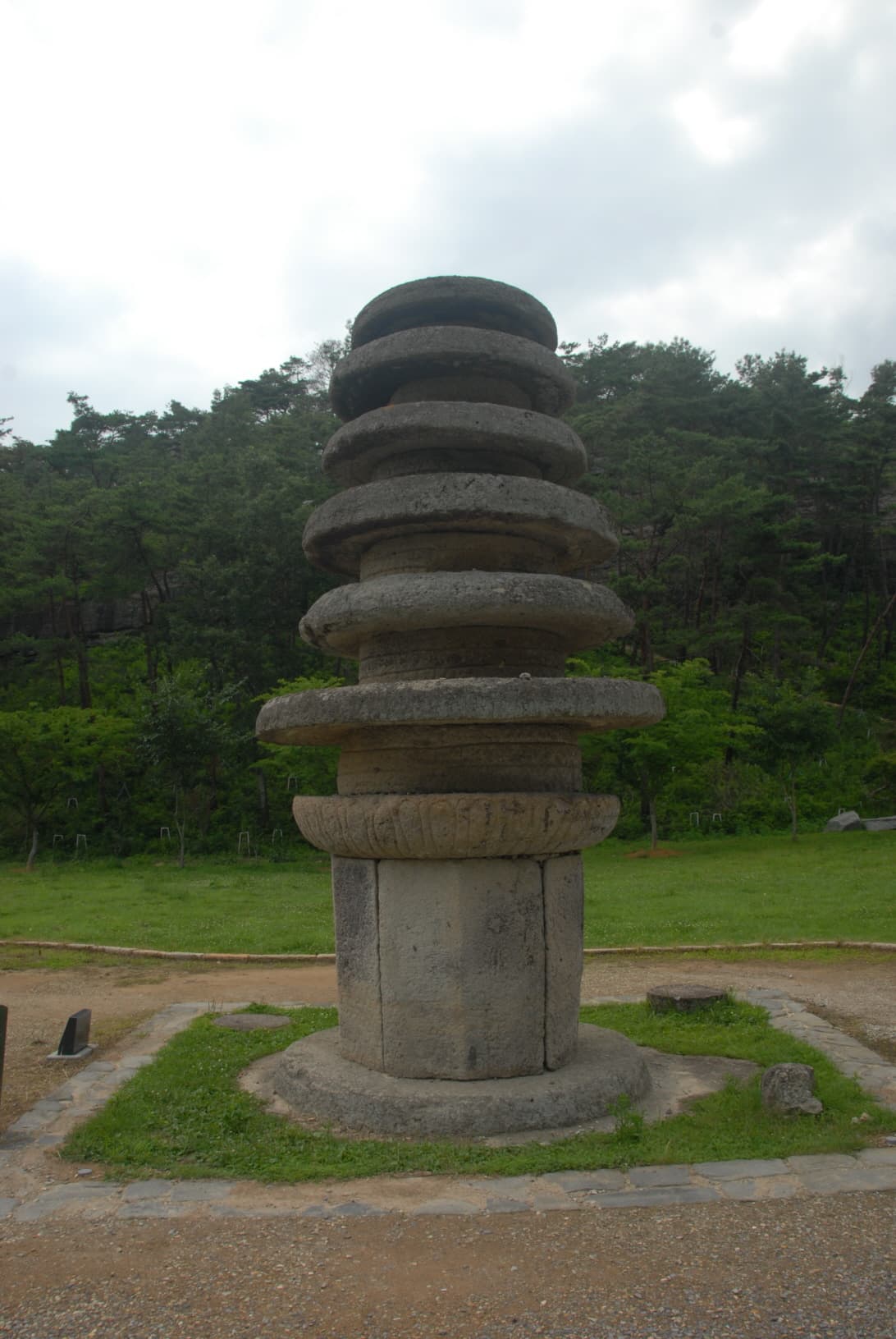 화순 운주사 원형 다층석탑 — 화순운주사원형다층석탑 측면