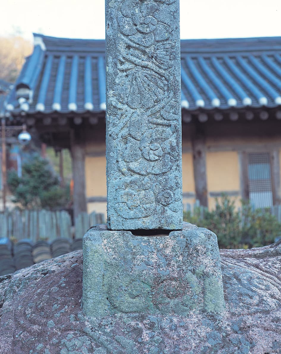 강진 백련사 사적비 — 비신 측면의 초화문