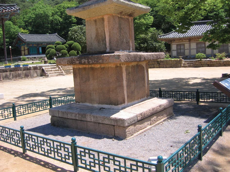 영암 도갑사 오층석탑 — 오층석탑의 기단부와 탑신부