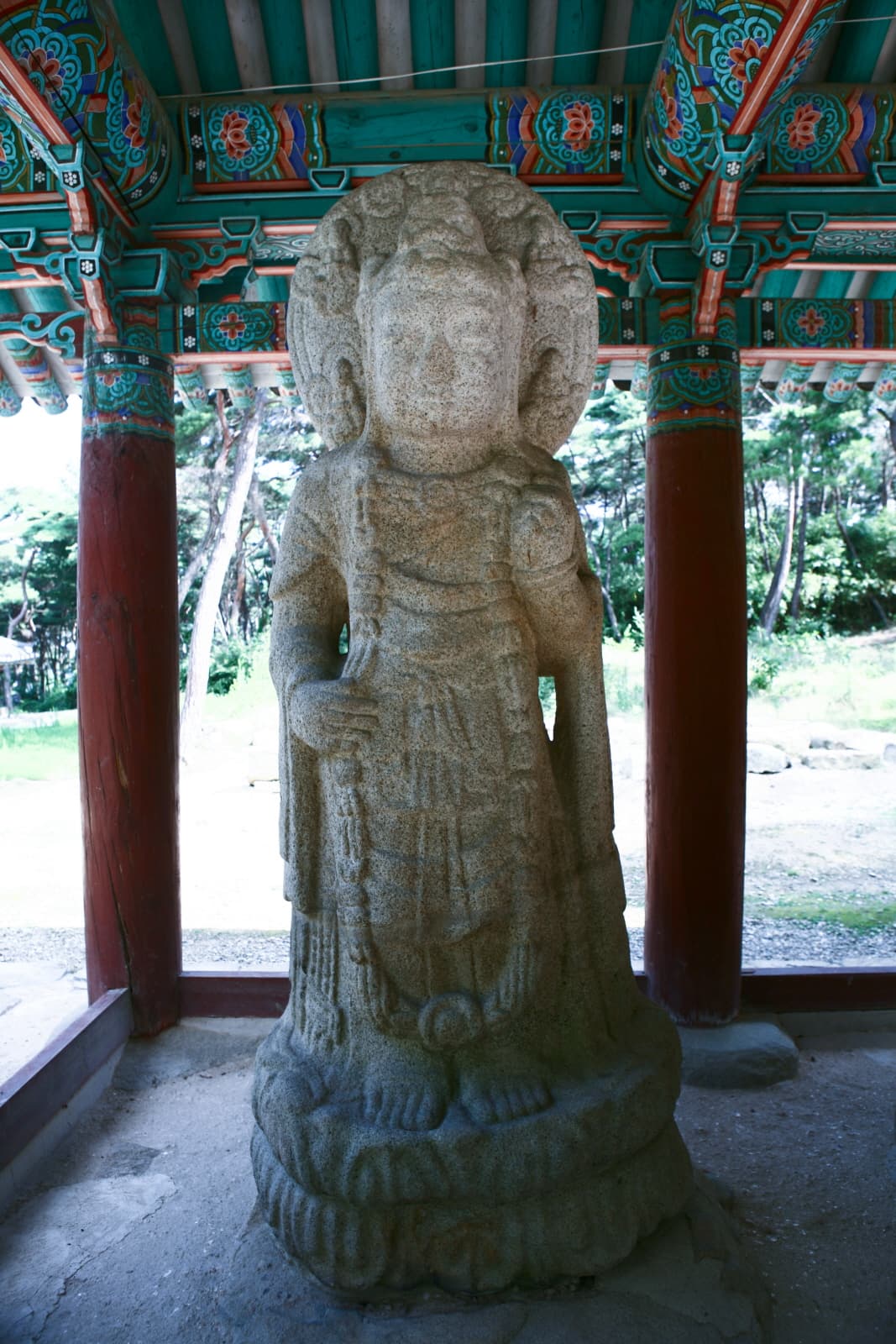 경주 배동 석조여래삼존입상 — 경주 배동 석조여래삼존입상 왼쪽 보살상