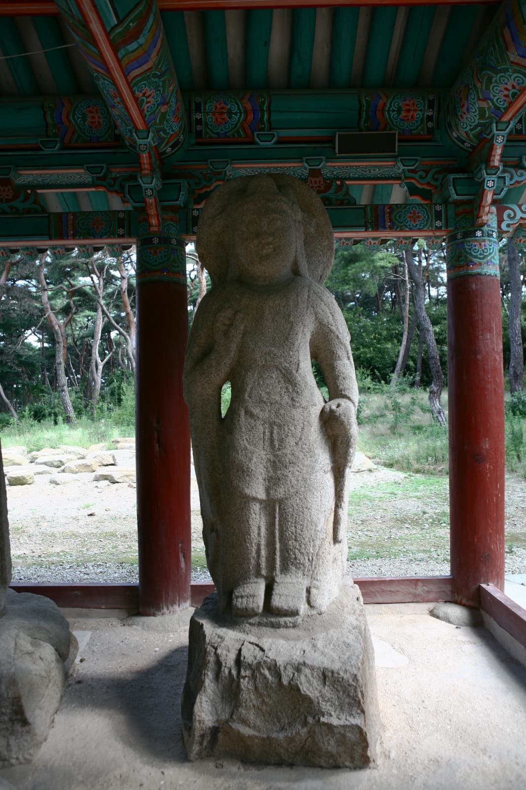 경주 배동 석조여래삼존입상 — 경주 배동 석조여래삼존입상 오른쪽 보살상